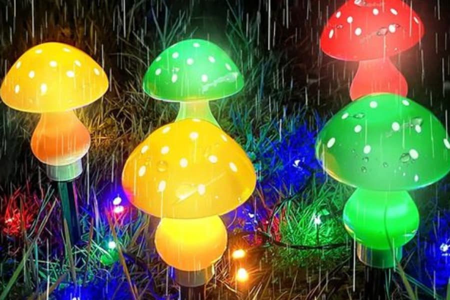 SOLAR MUSHROOM LIGHT IN THE RAIN